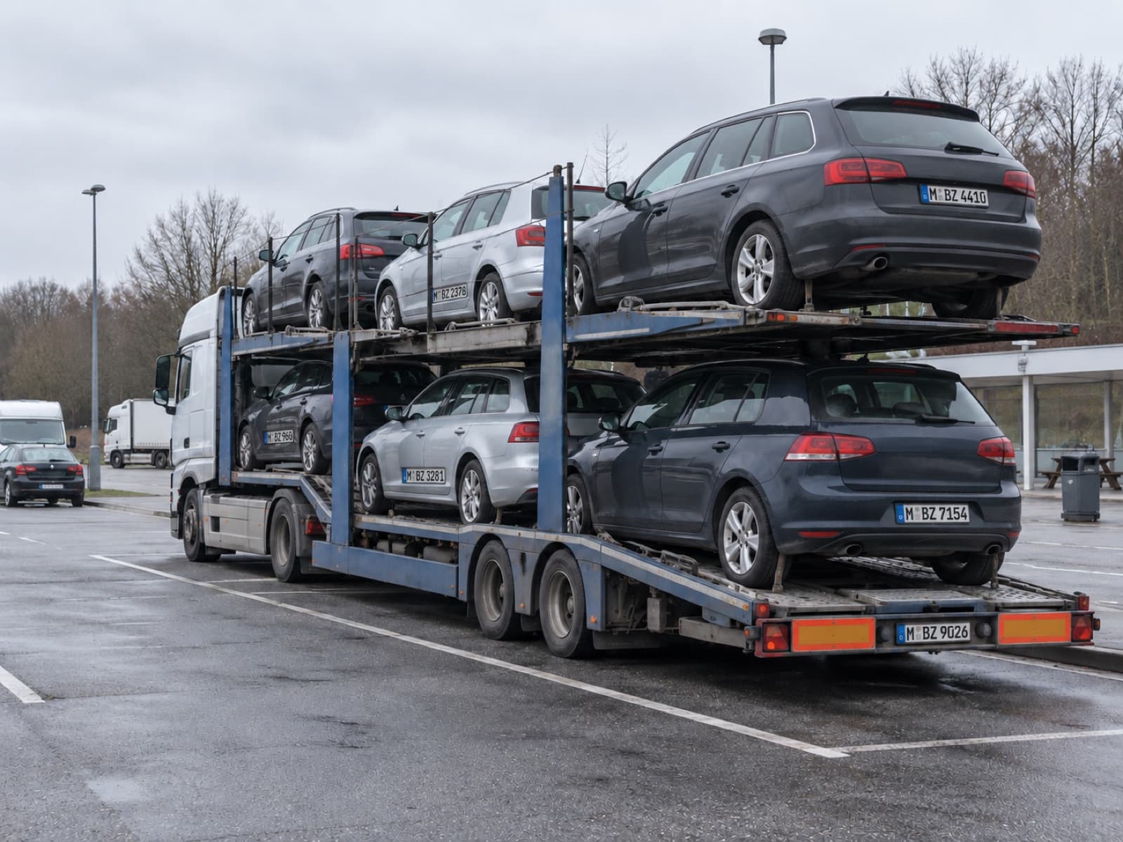Autotransporter mit Gebrauchtwagen auf einem Rastplatz