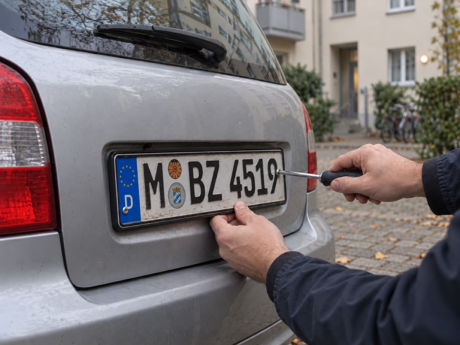 Kennzeichen wird zur Abmeldung vom Auto abgeschraubt
